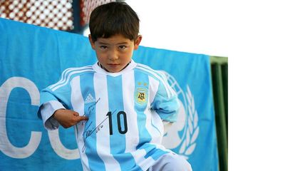 Menino da «camisola» de plástico forçado a deixar o Afeganistão - TVI