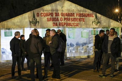 Guardas prisionais pedem intervenção de Marcelo para renovação das carreiras - TVI