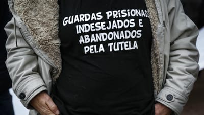 Guardas prisionais em greve pela segunda vez este mês - TVI