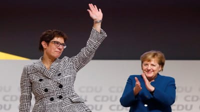 Sucessora de Merkel na CDU renuncia e não vai candidatar-se a chanceler - TVI