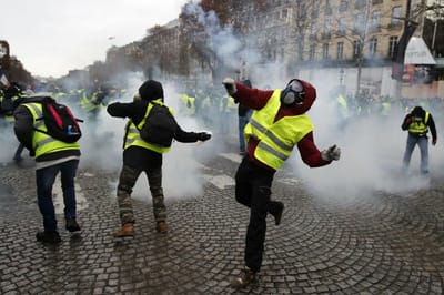 Mais de 700 detidos em França durante protesto dos coletes amarelos - TVI