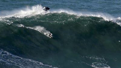 Surfistas salvam três pessoas de afogamento em praias de Leiria - TVI