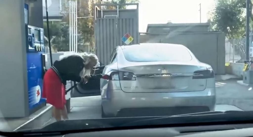 Condutora tenta abastecer Tesla (Reprodução Youtube)