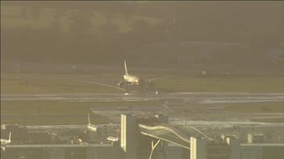 Aeroporto de Gatwick reabre a "número limitado" de voos - TVI