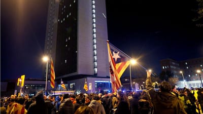 Catalunha: separatistas radicais cortam estradas em Barcelona - TVI