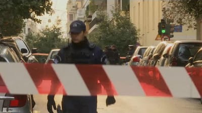 Explosão no centro de Atenas causa ferimentos em polícia - TVI
