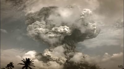 Vulcão Krakatoa entrou em erupção na Indonésia - TVI