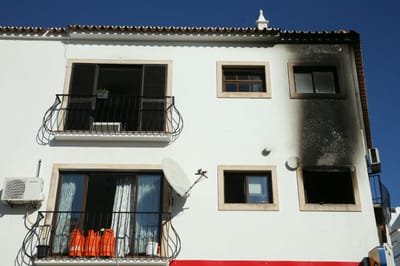 Explosão seguida de incêndio em Albufeira faz um ferido grave e três desalojados - TVI