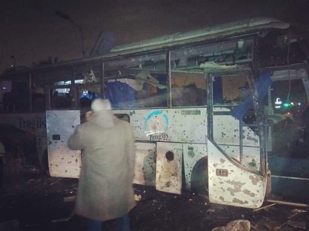 Autocarro de turistas atingido por explosão no Egito