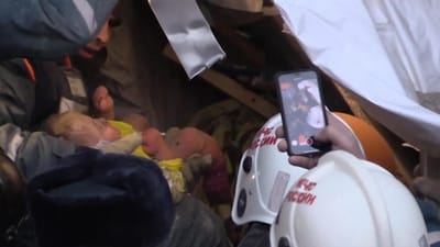 Rússia: bebé de 10 meses resgatado com vida dos escombros - TVI