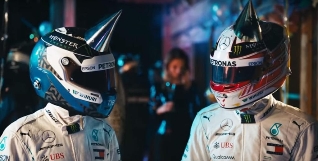 A passagem de ano de Bottas e Hamilton (reprodução Yotube Mercedes F1)