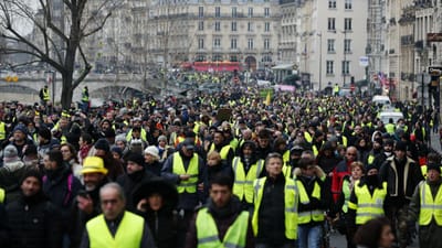 Pelo décimo sábado consecutivo, coletes amarelos manifestam-se em França - TVI