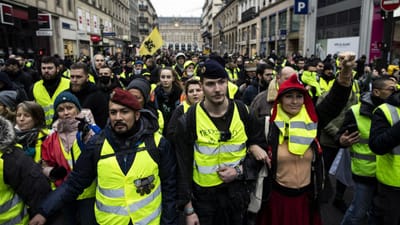 Manifestações dos coletes amarelos mobilizam cerca de 80 mil polícias em França - TVI