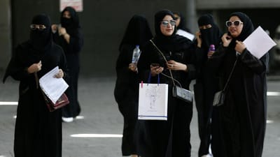 Mulheres sauditas passam a ser avisadas do divórcio por SMS - TVI