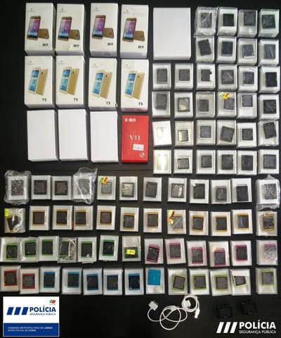 Detido por vender telemóveis e MP4 avariados em banca na feira - TVI