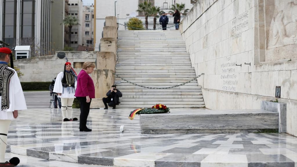 Angela Merkel presta tributo ao soldado desconhecido em Atenas