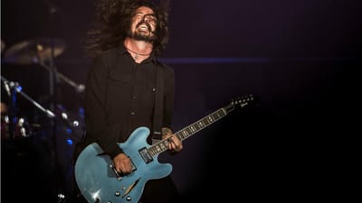 Vídeo mostra líder dos Foo Fighters a cair do palco após beber cerveja "de penálti" - TVI