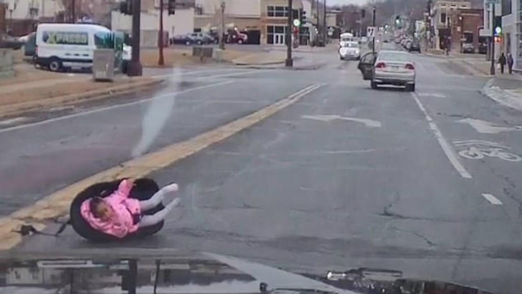 Criança cai de carro em andamento
