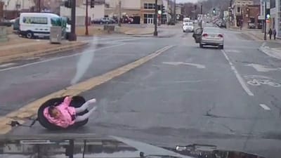 Bebé cai de carro em movimento e mãe segue viagem - TVI