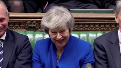 Theresa May resiste à moção de censura por 19 votos - TVI