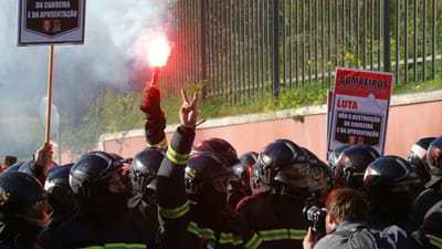 Bombeiros sapadores iniciam período de greve - TVI