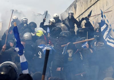 Protestos violentos em Atenas: “Há apenas uma Macedónia e é a grega” - TVI