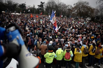 Milhares protestam contra aborto e a eutanásia pelas ruas de Paris - TVI