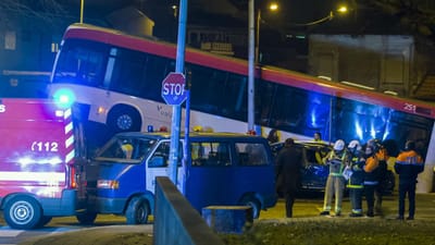 Dois mortos e seis feridos num acidente com autocarros em Matosinhos - TVI