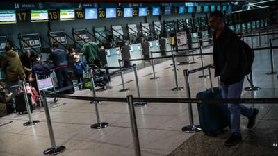 Italiano detido no aeroporto do Porto após gritar que havia bomba a bordo de avião - TVI