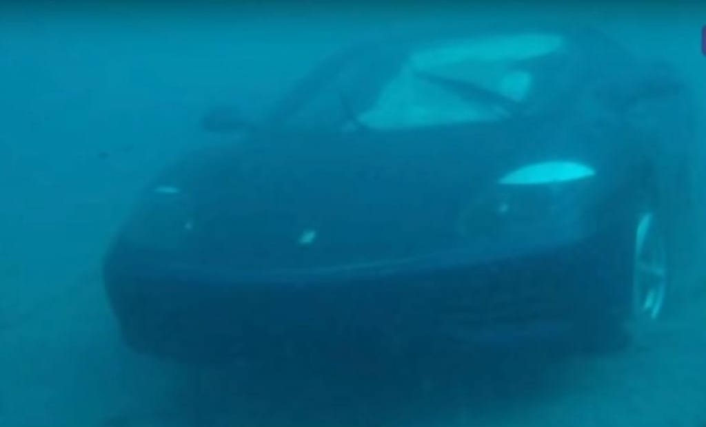 Ferrari 360 Modena dentro de água (reprodução YouTube «WPTV News»)