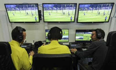 Liga e Federação explicam introdução de linhas de fora de jogo - TVI
