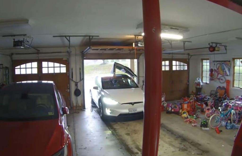 Tesla Model X acidentado na garagem (reprodução YouTube)