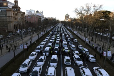 Governo da Catalunha "expulsa" Uber e Cabify - TVI