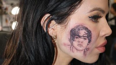 Cantora tatuou rosto de Harry Styles na cara para cantar com o artista - TVI