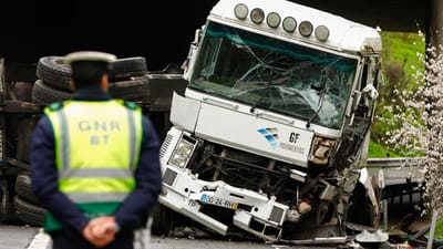 Camião despista-se na A5 e cai do viaduto, condutor morreu - TVI
