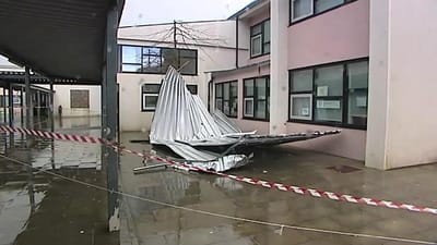 Queda de cobertura de pavilhão obriga a evacuar escola em Espinho - TVI