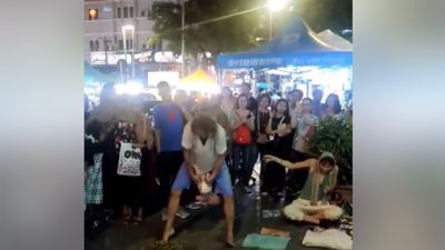 Vídeo mostra casal a segurar bebé pelos pés e de pernas para o ar em atuação de rua - TVI