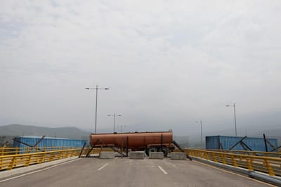 Venezuela: exército bloqueia ponte com a Colômbia para impedir ajuda humanitária - TVI
