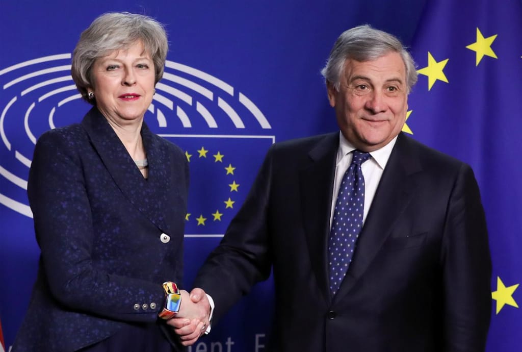 Theresa May e Antonio Tajani