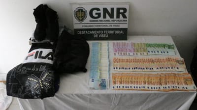 GNR recupera metade dos 20 mil euros que um viseense trazia no bolso - TVI