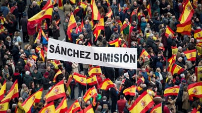 Direita e extrema-direita juntam milhares contra Sánchez em Madrid - TVI