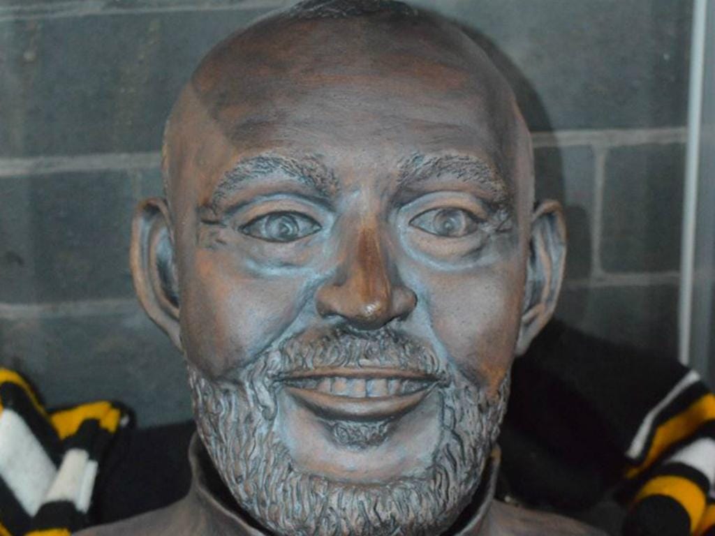 Busto de Nuno Espírito Santo (foto Tettenhall Transport Heritage Centre)