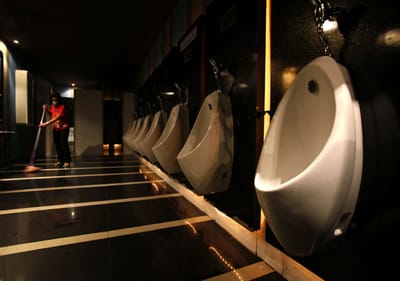 "Cleanman" promete devolver o brilho às casas de banho públicas masculinas - TVI