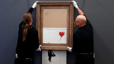 Obra autodestruída de Banksy bate recorde em leilão - TVI