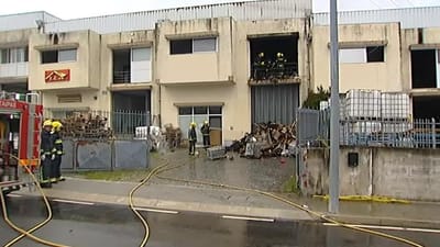 Incêndio numa fábrica têxtil em Guimarães faz um ferido - TVI