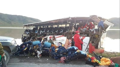 Desastre brutal entre autocarro e camião faz 24 mortos na Bolívia - TVI