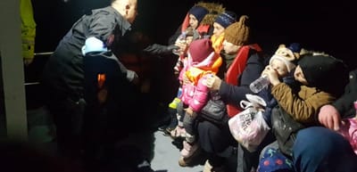 Polícia Marítima portuguesa resgata 27 migrantes na Grécia - TVI