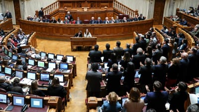 Limitação de mandatos dos deputados ponderada no PSD e PS - TVI