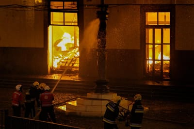 Fogo de grandes proporções destrói prédio no centro do Funchal - TVI