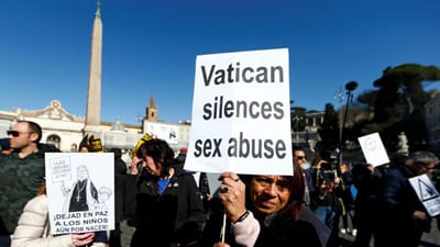 Vitimas de abusos sexuais da igreja católica manifestam-se em Roma - TVI